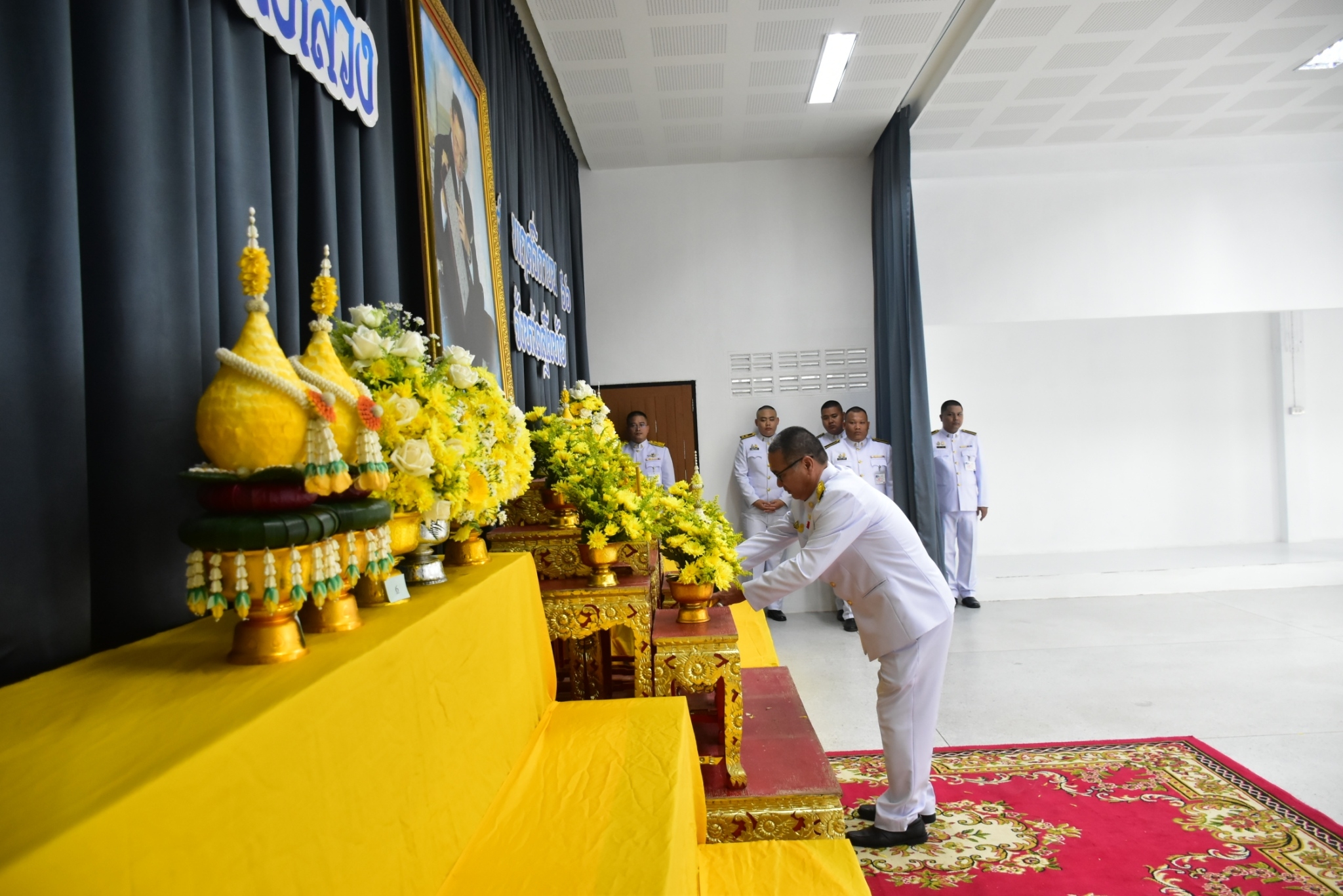 title - จังหวัดสุโขทัยประกอบพิธีวางพานพุ่มดอกไม้สดถวายราชสักการะ เนื่องในวันพระบิดาแห่งฝนหลวง ประจำปี 2566